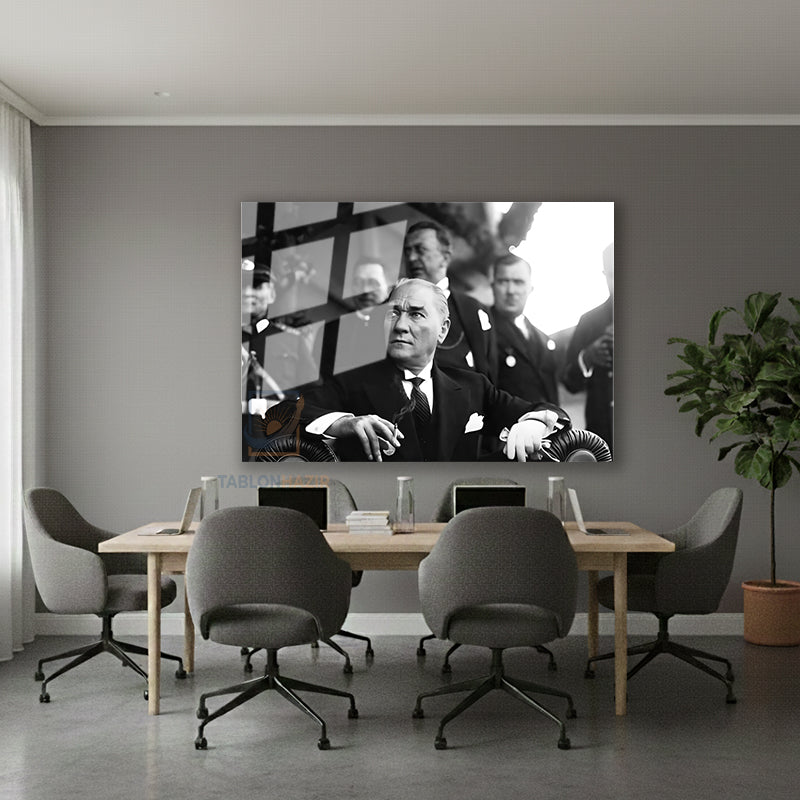 Yatay Cam Tablo Salon Duvar Tablosu Yatay Cam Ataturk Koltukta Otururken Ev Hediyesi Ofis Tablosu